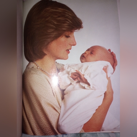 Vintage 1982 First English Edition Diana, Princess Of Wales Photo Book EUC - Picture 3 of 8